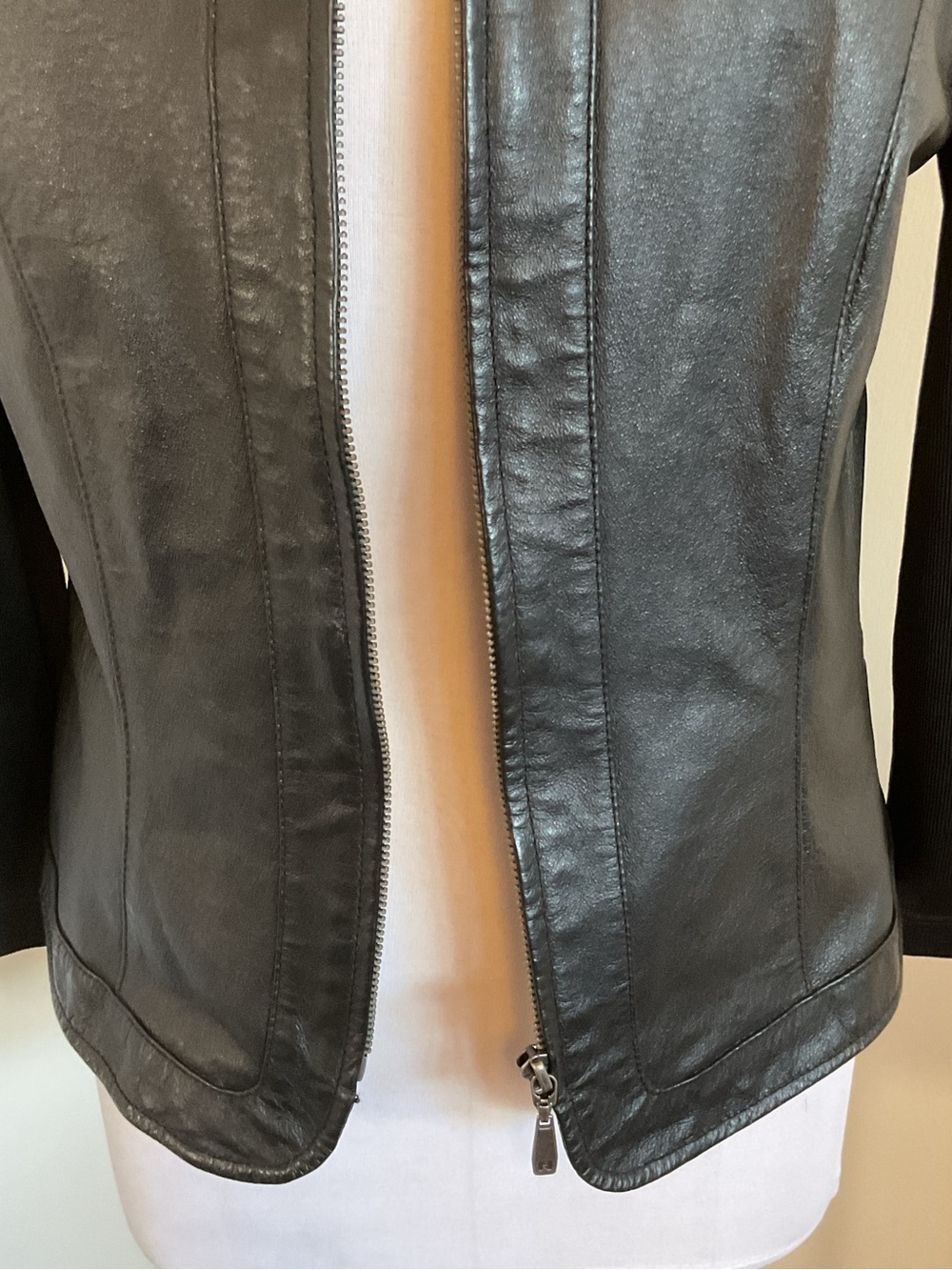 Peter Nygard Black Leather Jacket Raised Floral Appliqué Knit Sleeve Size 4 6 - Picture 3 of 9